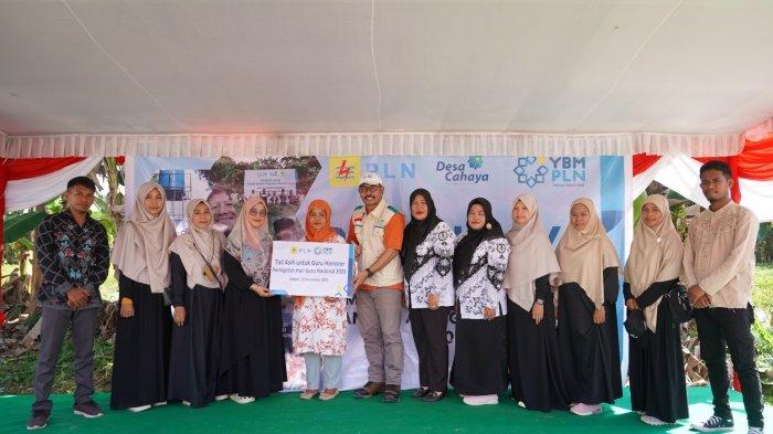 Pemberian secara simbolis bantuan tali asih untuk guru honorer peringatan Hari Guru Nasional 2023