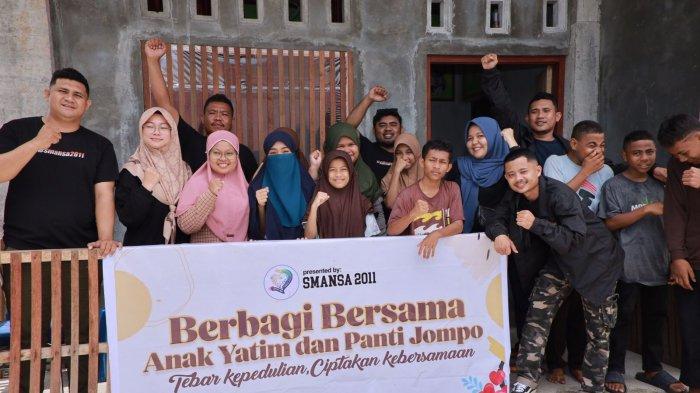 IKA Alumni Smansa 2011 membagikan 6 paket bantuan di Yayasan Bahtera Kie Raha, Minggu (26/11/2023)