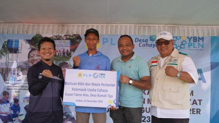 Pemberian secara simbolis bantuan bibit dan mesin pertanian Kelompok Ucaha Cahaya Dusun Taeno Atas, Desa Rumah Tiga