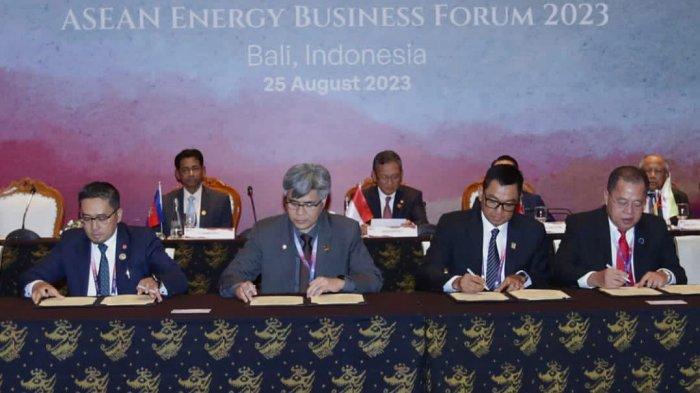 Kolaborasi tiga perusahaan listrik dan organisasi ASEAN ini direalisasikan dengan penandatanganan Momerandum of Understanding (MoU) pada salah satu rangkaian acara ASEAN Ministers on Energy Meeting AMEM) ke-41