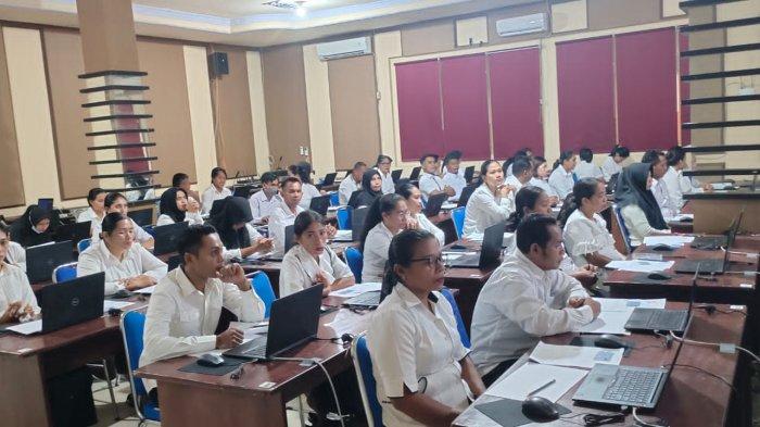 ILUSTRASI Peserta Seleksi Kompetensi PPPK 2023 -Dalam foto: Peserta Calon PPPK Kabupaten Halmahera Barat yang mengikuti tahapan Tes CAT di Aula Baikole Kantor Bupati Halmahera Barat,Senin (27/11/2023)