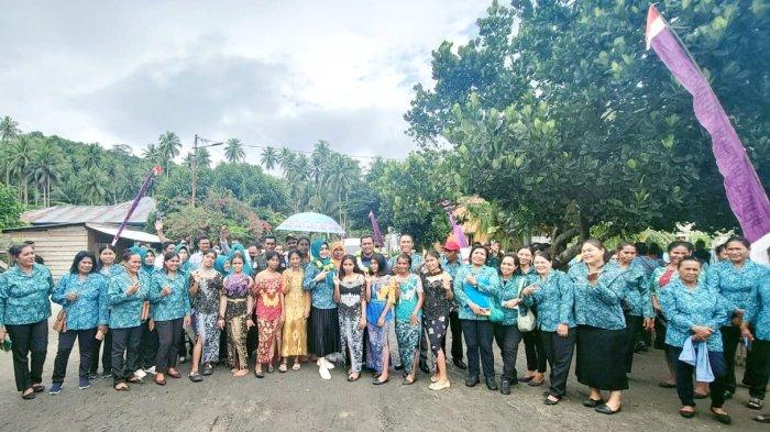 Usai kegiatan TP-PKK Kabupaten Pulau Morotai Nurlela Muhammad Umar Ali dan kepala Dinas Pertanian foto bersama dengan PKK Kecamatan Morotai Jaya, Sabtu (27/4/2024)