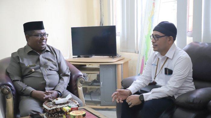 Manager UP3 Tual Bersama Wakil Bupati Kepulauan Aru, Bpk Muin Sogalrey, SE
