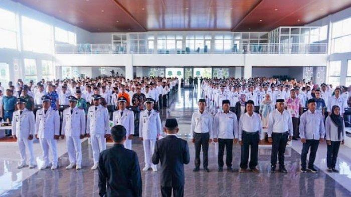 Tampak Sekda Pemkab Pulau Morotai, Provinsi Maluku Utara, Muhammad Umar Ali membacakan surat keputusan di hadapan puluhan kades dan BPD, Jumat (28/6/2024)