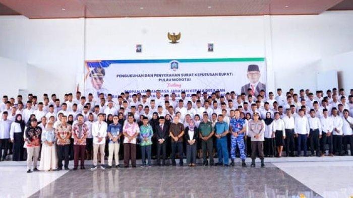 Usai pengukuhan Sekda Pemkab Pulau Morotai, Provinsi Maluku Utara, Muhammad Umar Ali dan pimpinan Forkopimda foto bersama dengan para kades dan BPD, Jumat (28/6/2024)