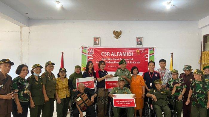 Legiun Veteran Republik Indonesia (LVRI) Provinsi Sulawesi Utara menerima bantuan tiga kursi roda dari Alfamidi.