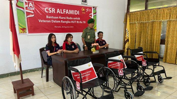 Legiun Veteran Republik Indonesia (LVRI) Provinsi Sulawesi Utara menerima bantuan tiga kursi roda dari Alfamidi.