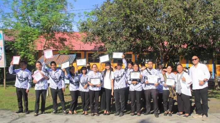 Pembina Yayasan Sekolah Manggala Perkasa Steward Soentpiet (Kanan) didampingi Ketua Yayasan Yani Arimbi pose bersama dengan sejumlah guru berprestasi usai penyerahan penghargaan