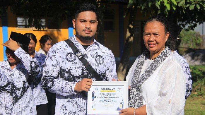 Ketua Yayasan Manggala Perkasa Yani Arimbi memberikan penghargaan pada Julven Wangka sebagai sosok guru yang Disiplin, Senin (28/11/2023)