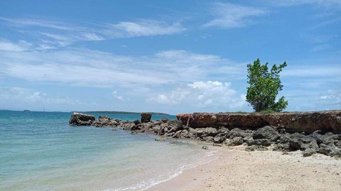 Terlihat jelas dermaga peninggalan sekutu tepat persis di Pantai Army Dock, Senin (29/7/2024)