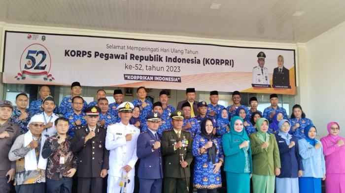Pose bersama usai upacara HUT Korpri di Pulau Morotai, Rabu (29/11/2023)