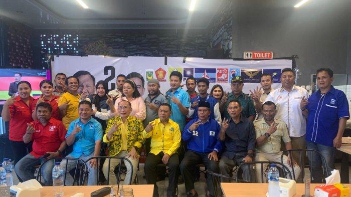 Sejumlah tim yang tergabung dalam koalisi Prabowo-Gibran di Halmahera Utara pose bersama usai rapat koordinasi di Predator Caffe, desa Pitu, Kecamatan Tobelo Tengah, Selasa (28/11/2023)