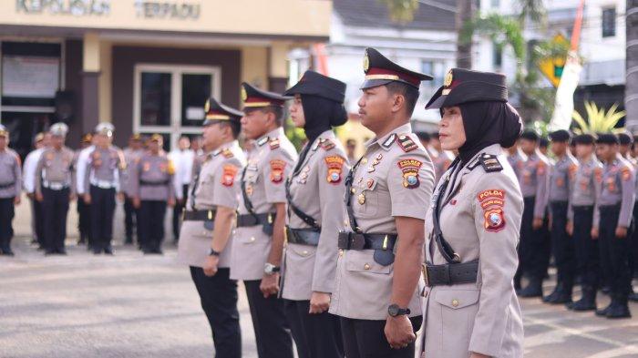 SERTIJAB - Tiga pejabat Polres Ternate saat mengikuti sertijab dipimpin Kapolres Ternate, AKBP Anita Ratna Yulianto, Kamis (10/4/2025).