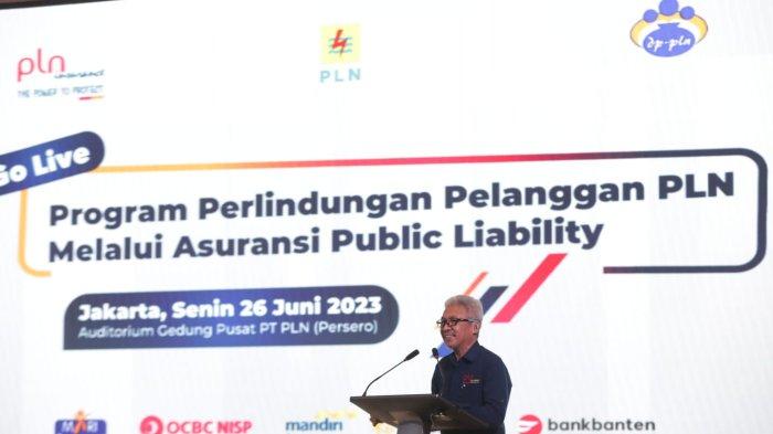 President Director PLN Insurance, Moch. Hirmas Fuady ketika menyampaikan laporan program perlindungan pelanggan PLN melalui asuransi _public liability_ di Jakarta pada Senin (26/6). Dirinya menyatakan bahwa biaya premi dari asuransi ini tidak akan dibebankan kepada pelanggan, melainkan kepada rekanan bank yang telah bekerja sama.