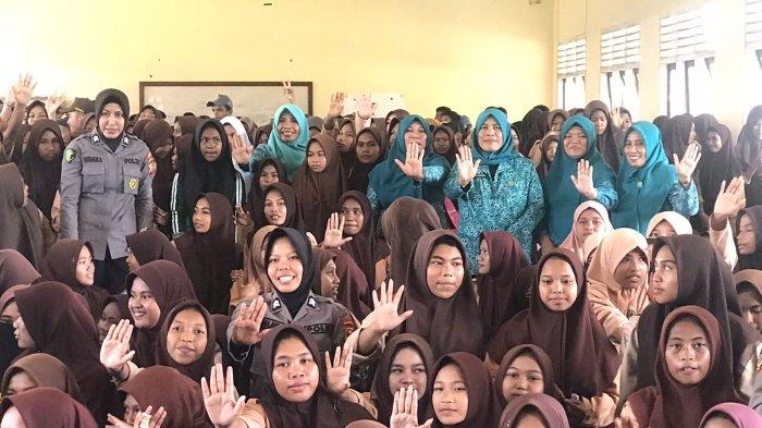 Para peserta foto bersama usai kegiatan sosialisasi isu kekerasan terhadap anak di Halmahera Timur