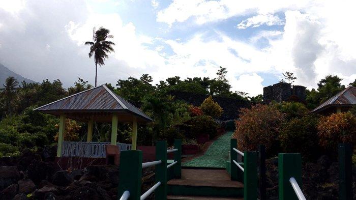 Taman yang dibangun tepat di Depan Benteng Tore, Kota Tidore Kepulauan Maluku Utara