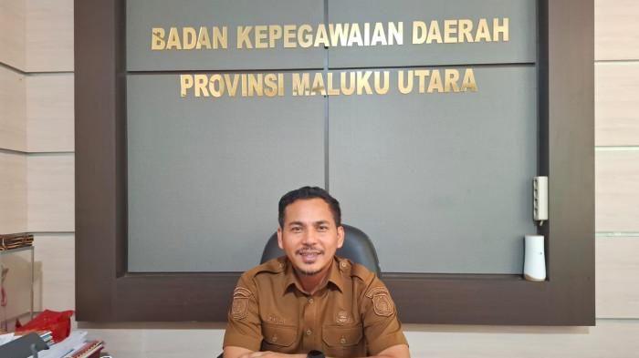 PEMECATAN: Pelaksana Tugas (Plt) Kepala Badan Kepegawaian Daerah (BKD) Maluku Utara, Zulkifli Bian, saat diwawancarai Tribunternate.com di kantor Gubernur Maluku Utara di Sofifi, dimana ia mengatakan pihaknya telah menerima salinan putusan pengadilan atas kasus-kasus Tipikor yang melibatkan mantan pejabat di Pemprov Malut, Senin (21/7/2025)