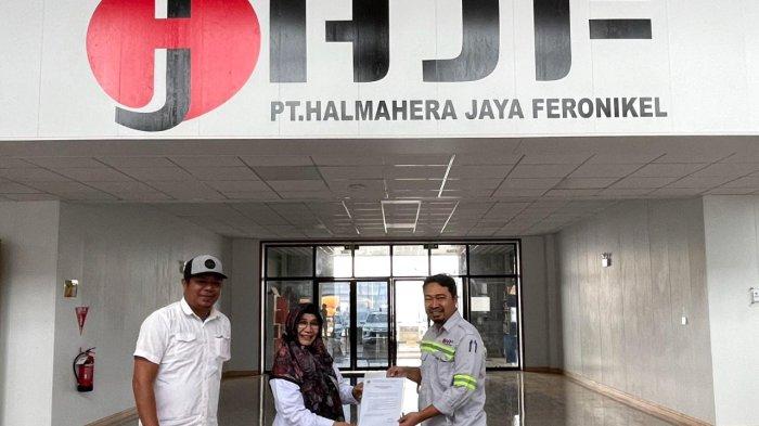 Penyerahan secara simbolis laporan kegiatan Roadshow Rekrutmen PT HJF kepada Kadisnaker Halmahera Selatan, Ardiani Radjiloen (tengah). Penyerahan dilakukan oleh HRGA Superintendent Agung Aribowo (kanan) mewakili manajemen Harita Nickel dan
Penata III/c Kepala Bidang Penempatan & Perluasan Kesempatan Kerja,
Asrul S Ibrahim, ST (kiri)