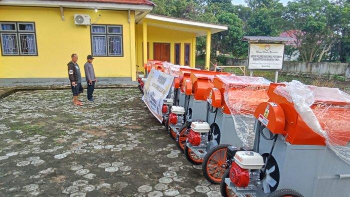 BANTUAN: Tampak 50 Alsintan di Dinas Pertanian Halmahera Timur, Maluku Utara, Rabu (11/6/2025). Bantuan ini akan diberikan ke petani