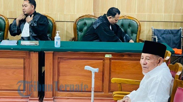 SIDANG: Mantan Gubernur Maluku Utara, Abdul Ghani Kasuba alias AGK jalani sidang perdana di Pengadilan Negeri Ternate, Rabu (15/5/2024)