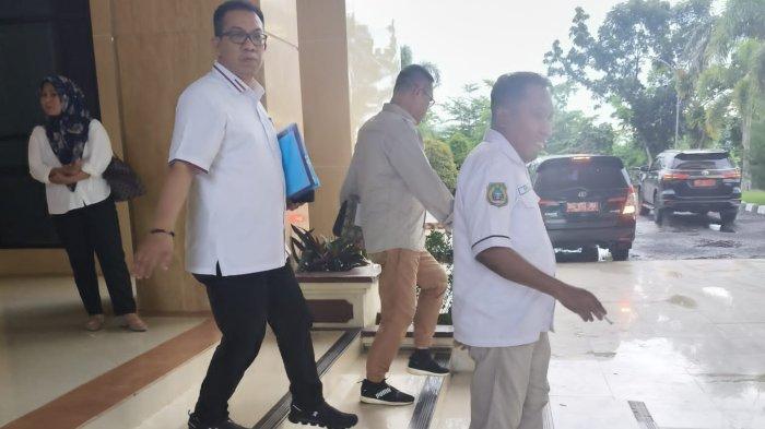 SOSOK: Abjan Sofyan (paling depan) terlihat keluar dari kantor Gubernur Maluku Utara di Sofifi sore tadi usai melakukan rapat di hari kedua dengan 10 OPD prioritas untuk dilakukan pergeseran anggaran, Rabu (23/4/2025)