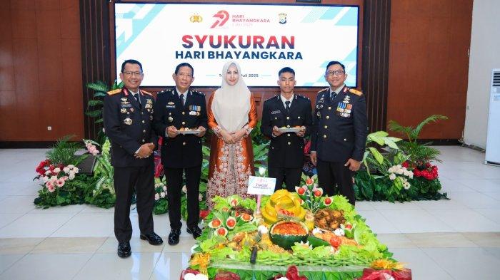 Kapolda Maluku Utara Irjen Pol Waris Agono (paling kiri) lakukan foto bersama pada acara syukuran yang bertempat dii Aula Kie Raha, Selasa (1/7/2025)