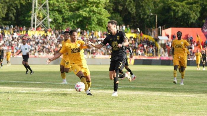 KOMPETISI: Aksi Adriano Castanheira bersama Malut United saat melawan Semen Padang pada lanjutan Liga 1 2024-2025 pekan ke 21 di GOR Haji Agus Salim, Minggu (2/2/2025)