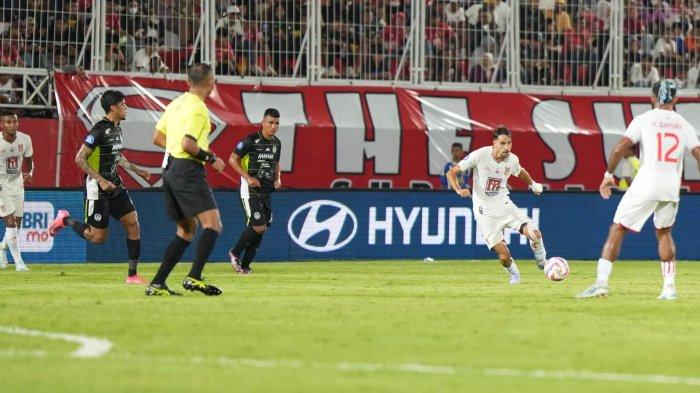 KOMPETISI: Aksi Adriano Castanheira kala Malut United bersua PSS Sleman pada lanjutan Liga 1 2024-2025 pekan ke 24 di Stadion Gelora Kie Raha, Ternate, Minggu (23/2/2025).
