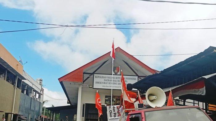 Aliansi anti korupsi Maluku Utara melakukan unjuk rasa di depan kantor Ditreskrimsus Polda Maluku Utara, Senin (9/9/2024).