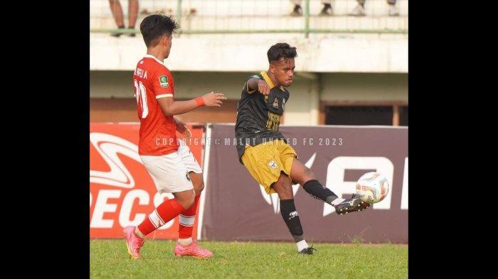 LAGA: Aksi Alwi Slamat (kanan) bersama Malut United FC saat jumpa FC Bekasi City pada laga penutup Grup 2. Di mana di babak 12 besar Liga 2, Laskar Kie Raha akan menghadapi Persela Lamongan di laga perdana Grup Y