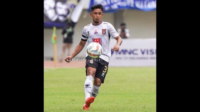 DUEL: Aksi Bagus Nirwanto bersama Malut United di Liga 2