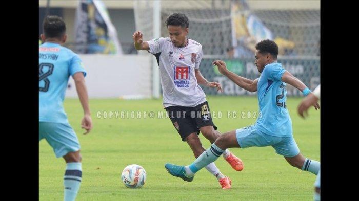 DUEL: Aksi Finky Pasamba kala Malut United FC bersua Persela Lamongan di Grup Y babak 12 besar Liga 2 2023-2024