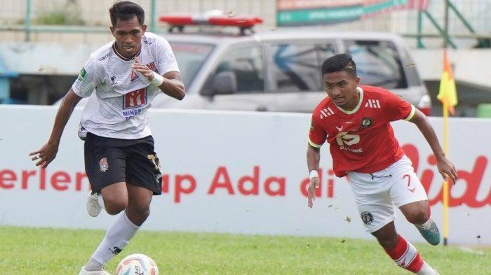 HASIL: Aksi Frets Butuan (kiri) bersama Malut United FC saat dijamu FC Bekasi City pada lanjutan Grup Y di babak 12 besar Liga 2 2023-2024