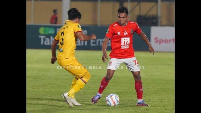 DUEL: Aksi Frets Butuan saat Malut United FC melawan Semen Padang FC pada leg pertama semifinal Liga 2 2023-2024