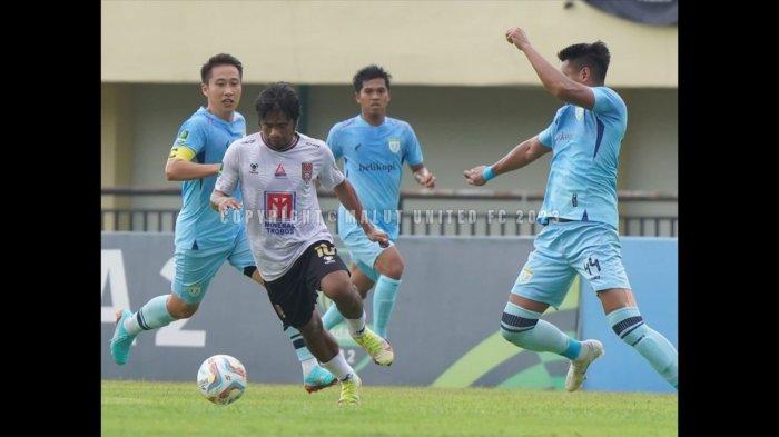 HASIL: Aksi Ilham Udin Armaiyn bersama Malut United FC saat melawan Persela Lamongan pada lanjutan Grup Y babak 12 besar Liga 2 yang berkesudahan imbang 2-2
