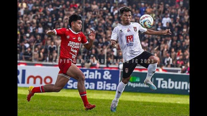 DUEL: Aksi Saddam Hi Tenang bersama Malut United FC saat melawan Semen Padang FC di leg kedua semifinal Liga 2 2023-2024