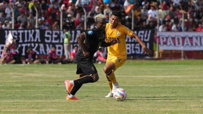 KOMPETISI: Aksi Sony Norde bersama Malut United pada laga melawan Semen Padang di GOR Haji Agus Salim, Padang, Minggu (2/2/2025)