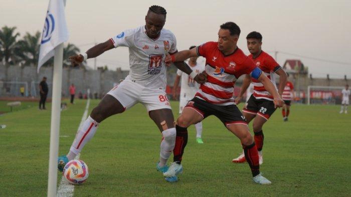 Aksi Victor Mansaray bersama Malut United di Liga 1 2024-2025