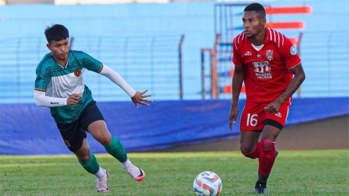 KOMPETISI: Aksi Webeymar Angulo (kanan) pada laga ujicoba antara Malut United vs PSS Sleman