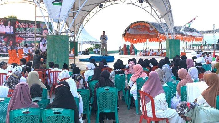 STATEMENT: Muhammad Husein Gaza (berdiri di atas panggung) saat berorasi dalam aksi bela Palestina di kawasan UMKM Milenial, Desa Tembal, Kecamatan Bacan Selatan, Halmahera Selatan, Maluku Utara, Rabu (11/6/2025)