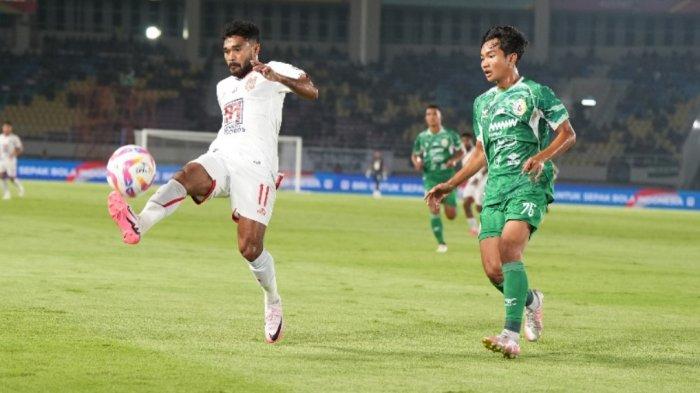 Aksi bintang Malut United, Rifal Lastori saat melawan PSS Sleman