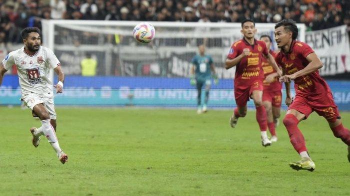 KOMPETISI: Aksi winger Malut United Rifal Lastori saat dihadang pemain bertahan Persija Jakarta Hansamu Yama Pranata pada laga pekan ke 33 Liga 1 2024-2025, Jumat (23/5/2025)