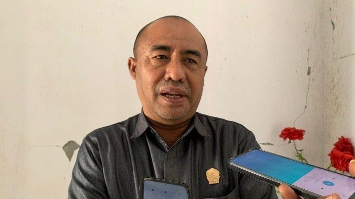 PENGAWASAN : Ketua Komisi I DPRD Kabupaten Halmahera Selatan, Provinsi Maluku Utara, Munawir Bahar. Ia mengatakan pihaknya perketat pengawasan anggaran kecamatan, Kamis (30/1/2025). (Foto : Tribunternate.com/Nurhidayat Hi. Gani).