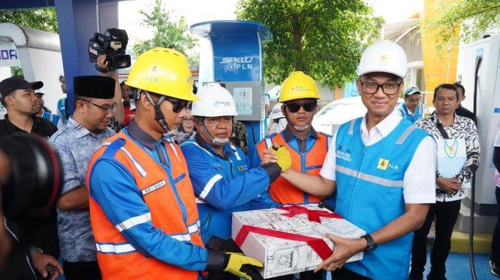 Direktur Utama PLN, Darmawan Prasodjo memberikan apresiasi kepada personel siaga yang bertugas untuk memastikan keandalan listrik pada masa Siaga Natal 2024 dan Tahun Baru 2025 di Rest Area KM 519A ruas Solo-Ngawi, Jawa Tengah pada Rabu (25/12)