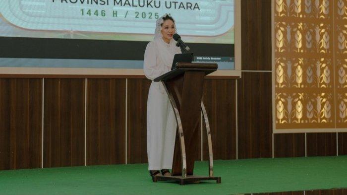 HAJI: Gubernur Maluku Utara Sherly Laos saat memberikan pengarahan kepada calon jemaah haji (CJH) yang berada di Embarkasi Sudiang, Kota Makassar, Sulawesi Selatan baru-baru ini