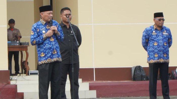 ARAHAN: Wakil Gubernur Maluku Utara Sarbin Sehe didampingi Sekprov Samsuddin A Kadir di upacara, Senin (17/3/2025). Pada kesempatan itu ia juga menyinggung pembayaran Tambahan Penghasilan Pegawai (TPP) ASN