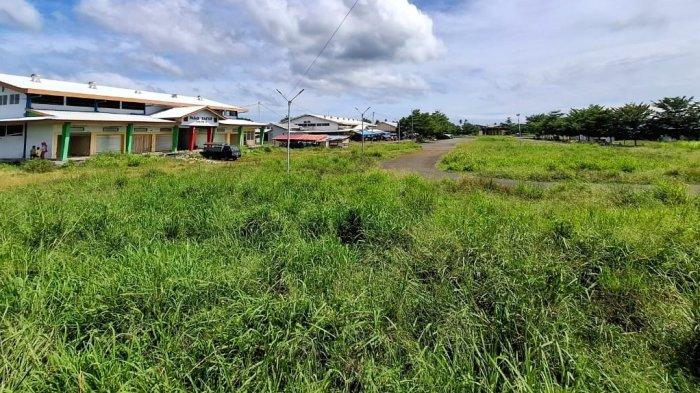 KONDISI: Tampak rumpur liar tumbuh subur di area luar Pasar Rakyat Morotai, Maluku Utara, Kamis (22/5/2025)