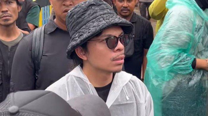 BENCANA: YouTuber sekaligus selebritis, Atta Halilintar terlihat di lokasi banjir bandang di Kelurahan Rua, Kecamatan Ternate Pulau, Kota Ternate, Maluku Utara, Minggu (25/8/2024)