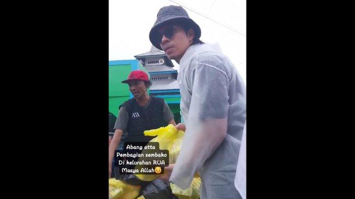 Atta Halilintar terlihat di lokasi banjir bandang di Kelurahan Rua, Kecamatan Pulau Ternate, Maluku Utara