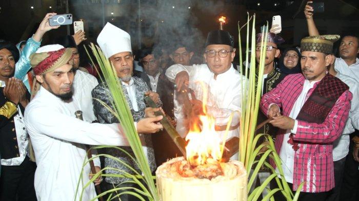 PERAYAAN: Prosesi bakar Lampu Ela-Ela oleh Sultan Ternate, Hidayatullah Syah dan Wali Kota Ternate, M Tauhid Soleman, sambut Malam Lailatul Qadar di Kedaton Kesultanan Ternate, Selasa (18/4/2023).